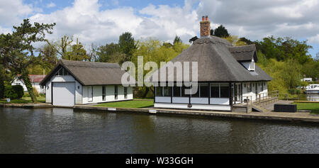 La propriété de chaume avec Maison Bateau sur les rives de la rivière Bure à Horning Norfolk en Angleterre. Banque D'Images