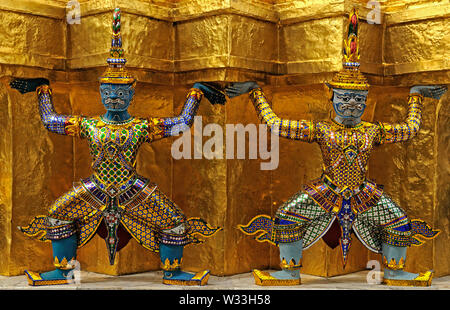 Bangkok, Thaïlande - 02 mai 2008 : détail de belles sculptures golden temple tuteurs au Wat Phra Kaew Banque D'Images