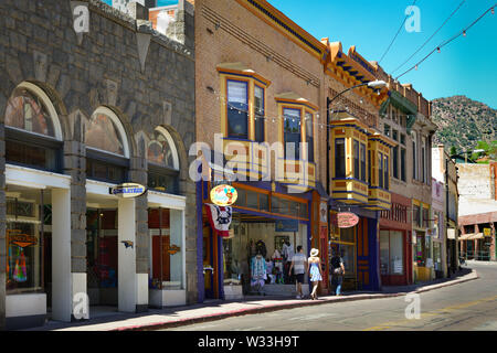 Les gens apprécient les sites, les cafés, et des boutiques, dans la vieille ville minière en histoic classic small town America, Bisbee, Arizona, USA Banque D'Images