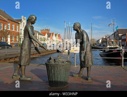 Weener, Niedersachsen, Allemagne - 03 avril, 2013 - sculpture de Karl Ludwig boeke de deux femmes pierres tourbières dans un panier pour leur voyage à th Banque D'Images