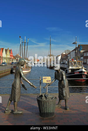 Weener, Niedersachsen, Allemagne - 03 avril, 2013 - sculpture de Karl Ludwig boeke de deux femmes pierres tourbières dans un panier pour leur voyage à th Banque D'Images