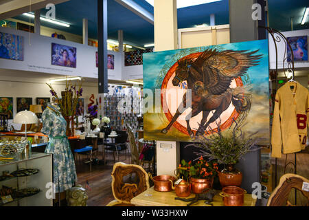 Un style amérindien peinture d'un cheval et d'oiseaux à l'intérieur d'un magasin vintage suspendus dans l'ancienne petite ville minière de l'Amérique, Bisbee, AZ, Banque D'Images