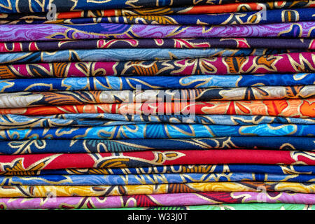 Assortiment de sarongs pour la vente au marché local, île de Bali, Ubud, Indonésie. Close up Banque D'Images