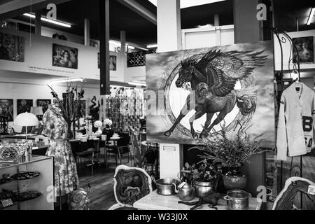 Un style amérindien peinture d'un cheval et d'oiseaux à l'intérieur d'un magasin vintage suspendus dans l'ancienne petite ville minière de l'Amérique, Bisbee, AZ, Banque D'Images