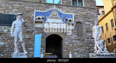 FLORENCE, ITALIE - 27 août 2018 : Copie de la statue de David de Michel-Ange à Florence avec son ombre, la Piazza della Signoria, Florence. Banque D'Images