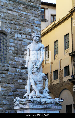 FLORENCE, ITALIE - 27 août 2018 : Hercule et Cacus statue de Giambologna en face du Palazzo Vecchio sur la Piazza della Signoria historique im Banque D'Images