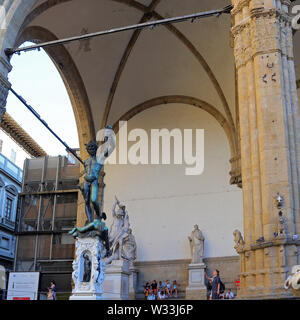 FLORENCE, ITALIE - 27 août 2018 : Persée avec la tête de Méduse de la statue, La Loggia dei Lanzi près de Palazzo Vecchio building palace, Florence, Italie Banque D'Images