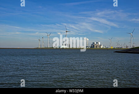 Port d'Eemshaven, Groningen/Pays-Bas - 12 octobre 2018 : une vue panoramique sur l'entrée de port eemshaven, parc de l'énergie, l'énergie éolienne des générateurs et rwe 1 560 m Banque D'Images