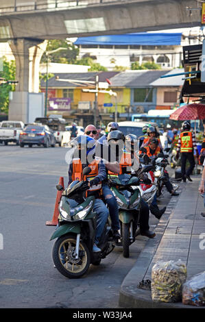 Bangkok, Thaïlande - 25 janvier 2019 : les chauffeurs de taxi moto et de voyageurs sur Sukhumvit thonglor ( 55 ) Banque D'Images