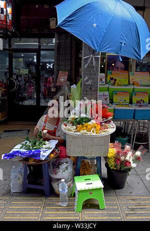 Bangkok, Thaïlande - 15 février, 2019 : femme vendant des arrangements de fleurs à la station de métro aérien BTS sukhumvit thonglor Banque D'Images