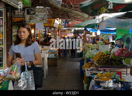 Bangkok, Thaïlande - 13 février, 2019 : street market paysage sur Sukhumvit Soi 103 udom suk -- [ Crédit : Joachim affeldt - Publication sous réserve Banque D'Images