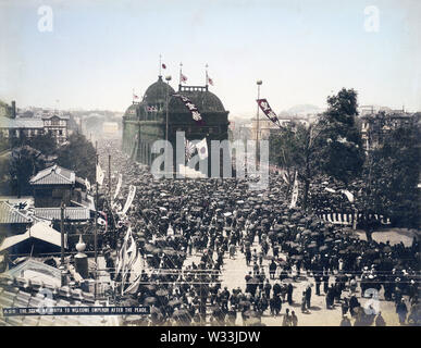 [ 1890 Japon - Cérémonie d'accueil pour l'empereur japonais ] - L'Arc de triomphe de Tokyo Hibiya du district d'accueillir l'empereur Meiji retour à la capitale après la conclusion de la première guerre sino-japonaise (1894-1895). Cela montre la scène le 30 mai 1895 (28) lors de l'ère Meiji des centaines de milliers de personnes avaient pris à la rue pour la cérémonie d'accueil de l'empereur. 19e siècle vintage albumen photo. Banque D'Images