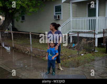 New Orleans, États-Unis. 10 juillet, 2019. Les résidents de La Nouvelle-Orléans promenades à travers rues inondées à la suite d'une crue éclair que mettre certaines parties de la ville sous l'eau mercredi. Avec le niveau d'eau du fleuve Mississippi à une toute la haute de temps et d'une tempête dans le golfe du Mexique qui devrait toucher terre sur les côtes de la Louisiane et du Texas, beaucoup craignent que les digues échoue et que la Nouvelle Orléans sera de nouveau inondé aussi mauvais qu'il était dans la suite de l'Ouragan 2004 Kartina. Credit : SOPA/Alamy Images Limited Live News Banque D'Images
