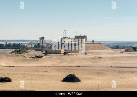 Ismailia, Egypte - Novembre 5, 2017 : la bataille d'Ismaïlia Memorial et la côte de sable du Canal de Suez à Ismaïlia, en Égypte. Banque D'Images