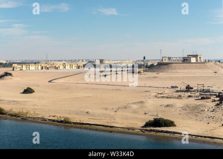 Ismailia, Egypte - Novembre 5, 2017 : la bataille d'Ismaïlia Memorial et la côte de sable du Canal de Suez à Ismaïlia, en Égypte. Banque D'Images