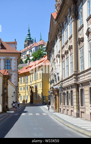 Prague, République tchèque - 27 juin 2019 : belles rues de Mala Strana, petite ville de Prague. Centre historique de la capitale tchèque. Château de Prague en arrière-plan. Des villes, l'Europe. Banque D'Images