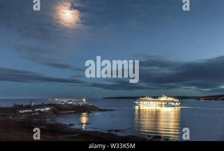 Athelstan, Cork, Irlande. 11 juillet, 2019. Bateau de croisière Sea Princess, passe les Roches Point Lighthouse, à destination de Reykjavik en Islande après avoir passé la journée célébrant la Journée de l'Australie à Cobh, dans le comté de Cork, Irlande. Crédit : David Creedon/Alamy Live News Banque D'Images