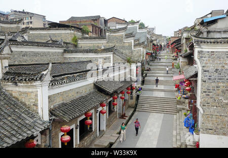 (190712) -- GUIYANG, 12 juillet 2019 (Xinhua) -- les gens passent par la réunion à Liping Liping County de Qiandongnan Préfecture autonome Miao et Dong, au sud-ouest de la province du Guizhou, en Chine, le 2 juillet 2019. La réunion a eu lieu dans la région de Liping Liping de comté de la province du Guizhou, au sud-ouest de la Chine, le 18 décembre 1934. C'était la première réunion par le Bureau politique du Parti communiste chinois (PCC) Comité Central au cours de la Longue Marche, à la suite de lourdes pertes dans la bataille le long de la rivière Xiangjiang dans la région autonome Zhuang du Guangxi. "Après de vifs débats, le Bureau politique a adopté la Mao Zedong correc Banque D'Images