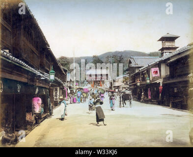 [ 1890 Japon - quartier de Gion, Kyoto ] - le quartier des divertissements de Gion à Kyoto. Dans le dos, Yasaka peut être vu. 19e siècle vintage albumen photo. Banque D'Images