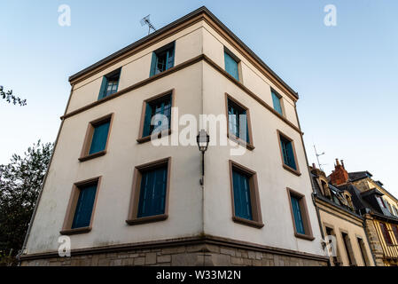 Rues de la vieille ville de Quimper, la capitale de la côte de Bretagne ministère dans le nord-ouest de la France Banque D'Images