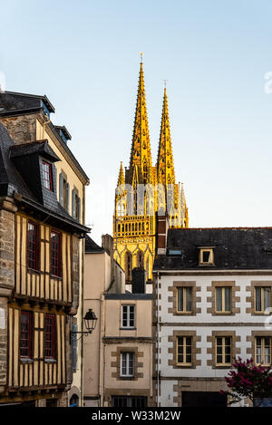 Rues de la vieille ville de Quimper, la capitale de la côte de Bretagne ministère dans le nord-ouest de la France Banque D'Images