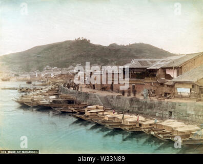 [ 1890 Japon - bateaux amarrés à Nagasaki ] - bateaux à bord de Nagasaki. 19e siècle vintage albumen photo. Banque D'Images