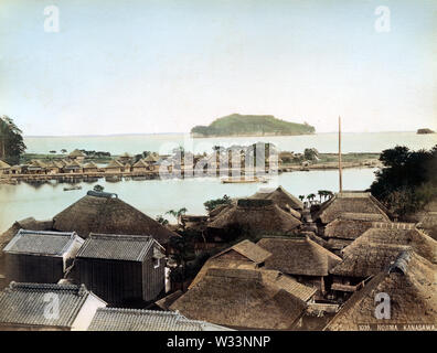 [ 1890 Japon - maisons aux toits de chaume à Hiragata Bay, Yokohama ] - La petite île de Nojima (野島) dans la baie (平潟湾 Hiragata) au Kanazawa (金沢) district de Yokohama, Kanagawa. Artiste sur bois japonais Utagawa Hiroshige (歌川広重, 1797-1858) a célébré la vue imprenable dans sa belle série Kanazawa Hakkei (金沢八景, huit points de vue de Kanazawa). L'île est maintenant reliée au continent et une partie de l'Nojimakoen Yokohama Park (野島公園). 19e siècle vintage albumen photo. Banque D'Images