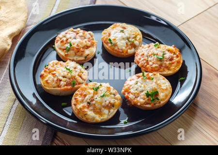 Finger food américains hors d'oeuvre trois mini-bagels pizza au fromage Banque D'Images