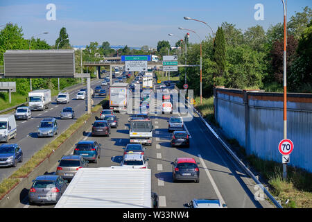 Toulouse, France : autos et camions lourds sur la route sortant de la ville pendant l'heure de pointe du matin Banque D'Images