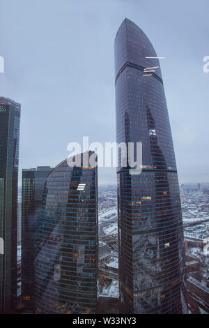 Gratte-ciel de la ville de Moscou en vue de nuit complexe de l'architecture Banque D'Images