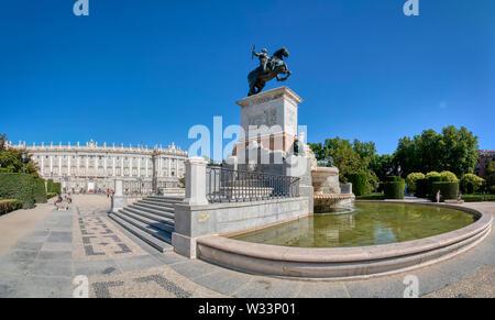 Madrid, Spain-June 21, 2019 : le Palais Royal de Madrid a 135 000 mètres carrés de surface de plancher avec 3 418 chambres. C'est le plus grand Royal fonctionnement Banque D'Images