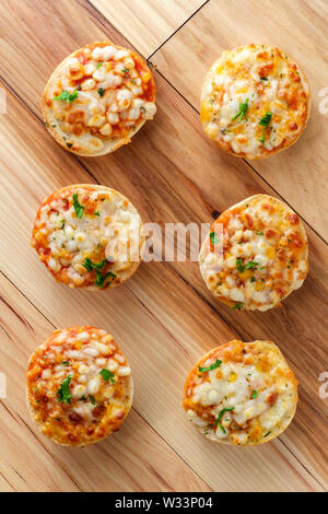 Finger food américains hors d'oeuvre trois mini-bagels pizza au fromage Banque D'Images