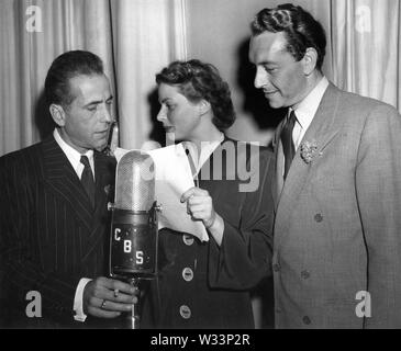 HUMPHREY BOGART INGRID BERGMAN PAUL HENREID et directeur Michael Curtiz CASABLANCA 1942 Warner Bros. Banque D'Images