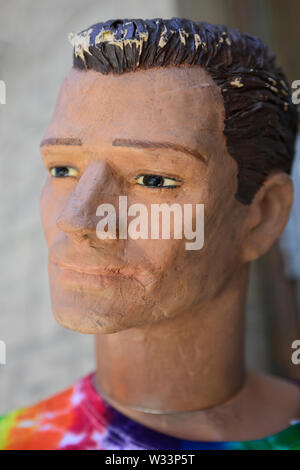 Un mannequin homme vintage endommagées avec des modèles d'attitude d'une attache t-shirt teints à l'extérieur d'une boutique à l'USA Banque D'Images