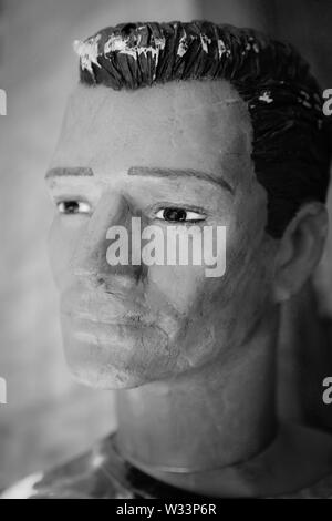 Un mannequin homme vintage endommagées avec des modèles d'attitude d'une attache t-shirt teints à l'extérieur d'une boutique à l'USA Banque D'Images