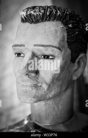 Un mannequin homme vintage endommagées avec des modèles d'attitude d'une attache t-shirt teints à l'extérieur d'une boutique à l'USA Banque D'Images