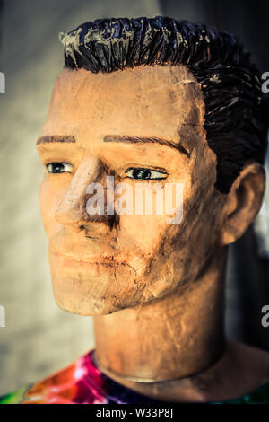 Un mannequin homme vintage endommagées avec des modèles d'attitude d'une attache t-shirt teints à l'extérieur d'une boutique à l'USA Banque D'Images