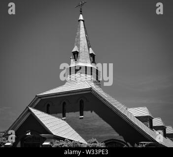 Le clocher est un monument symbole de la Pacte impressionnant Presbyterian Church, dans l'ancienne ville minière de Bisbee, Arizona, États-Unis, en noir et blanc Banque D'Images