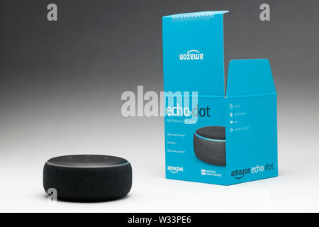 Echo Point (3e génération) - Smart Speaker avec Alexa - Tissu de charbon de bois Banque D'Images