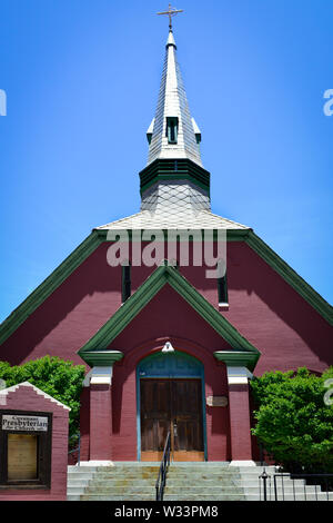 L'impressionnante église presbytérienne convenant avec son clocher de briques rouges et de hauteur dans l'ancienne ville minière de Bisbee, Arizona, USA Banque D'Images