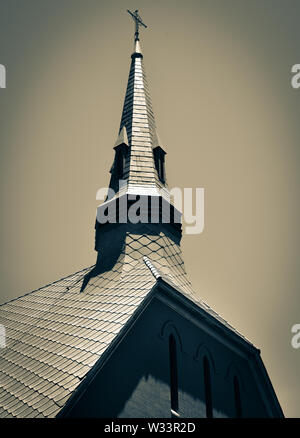 De près de l'impressionnante église presbytérienne convenant avec sa construction en brique et grand steeple dans l'ancienne ville minière de Bisbee, AZ, États-Unis d'Amérique, Banque D'Images