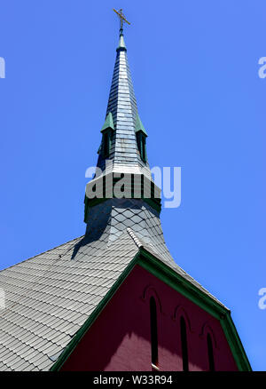 De près de l'impressionnante église presbytérienne convenant avec sa construction en brique et grand steeple dans l'ancienne ville minière de Bisbee, AZ, États-Unis d'Amérique, Banque D'Images