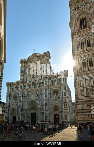 La cathédrale de Florence (Cattedrale di Santa Maria del Fiore) retour allumé par le soleil de l'été tôt le matin. Banque D'Images