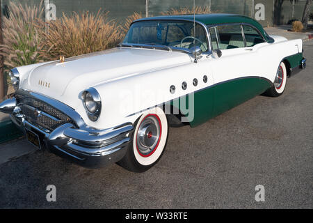 Circa 1955 Buick Roadmaster montré stationné le 13 octobre 2016, à Pasadena, Californie. Banque D'Images