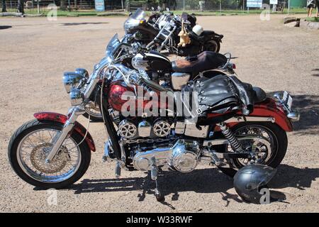 Vue latérale d'une rangée de motos Harley-Davidson dans un terrain de stationnement Banque D'Images