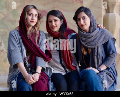 Isfahan, Iran. 22 avr, 2017. 22.04.2017, Iran, Ispahan : jeunes femmes en face de la mosquée Sheikh Lotfollah sur la place Imam (Meidan-e Emam) dans la ville iranienne d'Ispahan, prise le 22.04.2017. Crédit : Thomas Schulze/dpa-Zentralbild/ZB | worldwide/dpa/Alamy Live News Banque D'Images