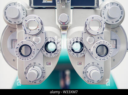 Phoropter, ophtalmologie, optométrie, équipement machine. Instrument d'opticien pour mesurer la vue. Équipement de test oculaire. Banque D'Images