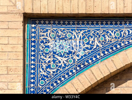 Sol carrelé de mosaïques au mausolée de Pakhlavan Makhmoud (Pahlavon Mahmud), Khiva, Ouzbékistan Banque D'Images