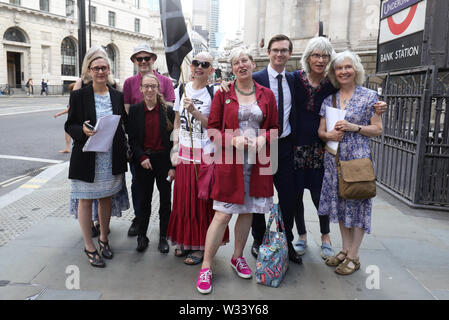 Le changement climatique protestataires Tania Leon (à gauche), Kate Bull (centre droit) et Maggie Freegard (à droite) avec des partisans à l'extérieur Ville de London magistrates' court où ils sont en raison d'apparaître suite à l'extinction des dernières manifestations de rébellion à Londres. Banque D'Images