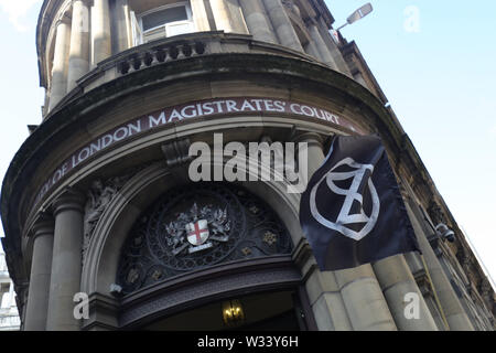 Un drapeau flotte à l'extérieur de la rébellion extinction Ville de London magistrates' court où 35 manifestants sont dues à apparaître suite à l'extinction des dernières manifestations de rébellion à Londres. Banque D'Images